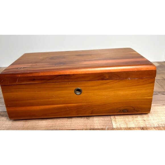 Lane Cedar Keepsake Box With Vintage Hinges & Locking Mechanism By Agel Corman F - Picture 1 of 6